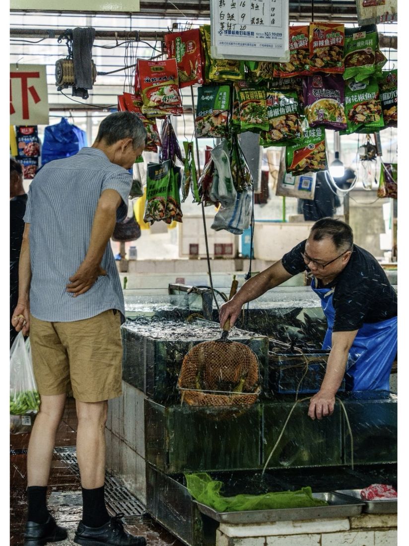 A vendor and customer at a fish stall in Chengdu's Yulin wet market